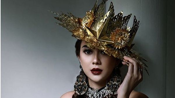 Wow Kaki Jenjang Aura Kasih Curi Perhatian