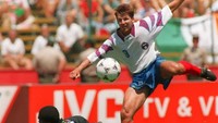 Piala Dunia 1994: Oleg Salenko menjadi pemain lain dengan hat-trick di turnamen 1994. Pemain Rusia tersebut mencetak lima gol saat timnya menang 6-1 atas Kamerun pada laga fase grup tanggal 28 Juni 1994. (Foto: PATRICK HERTZOG/AFP)