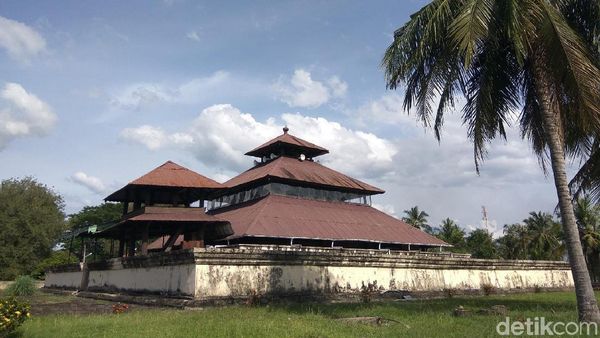 Foto: Masjid yang Dibangun di Atas Reruntuhan Candi