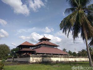 Foto: Masjid yang Dibangun di Atas Reruntuhan Candi