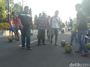 Elpiji Melon Langka, Warga Ponorogo Gelindingkan Tabung di Jalan