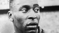 5. Pele (Brasil) mencetak 12 gol dalam 14 partai Piala Dunia (0,86 gol per partai). Ia tampil dan mencetak gol dalam empat edisi Piala Dunia yakni 1958, 1962, 1966, dan 1970. (Foto: Central Press/Getty Images)