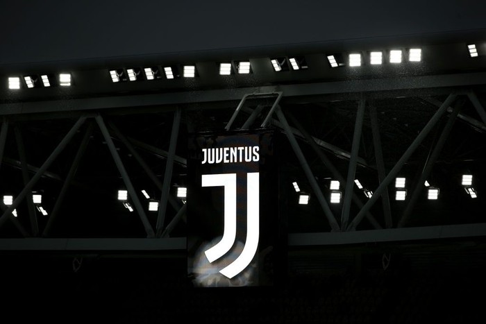 Logo Juventus TURIN, ITALY - APRIL 03: The Juventus logo is seen on a stand prior to the UEFA Champions League Quarter Final Leg One match between Juventus and Real Madrid at Allianz Stadium on April 3, 2018 in Turin, Italy. (Photo by Emilio Andreoli/Getty Images)