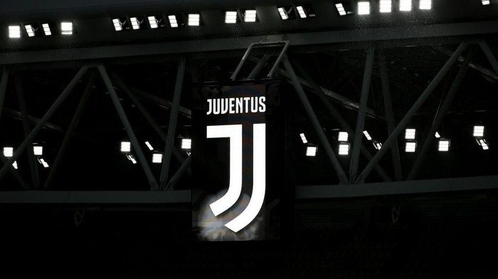 Logo Juventus TURIN, ITALY - APRIL 03: The Juventus logo is seen on a stand prior to the UEFA Champions League Quarter Final Leg One match between Juventus and Real Madrid at Allianz Stadium on April 3, 2018 in Turin, Italy. (Photo by Emilio Andreoli/Getty Images)