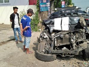 Mobil SUV Ringsek Tabrak Angkot dan Truk di Sukabumi