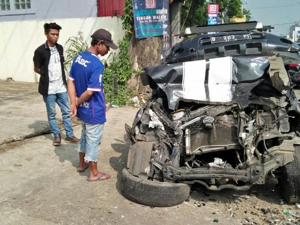 Mobil SUV Ringsek Tabrak Angkot dan Truk di Sukabumi Mobil SUV Ringsek Tabrak Angkot dan Truk di Sukabumi