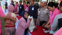 Senyum Semringah Warga Ikut Bazar Murah Paket Lebaran