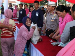 Senyum Semringah Warga Ikut Bazar Murah Paket Lebaran