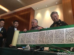 Pengusaha Konghucu Hadiahkan Mushaf Alquran 17 Meter untuk RI