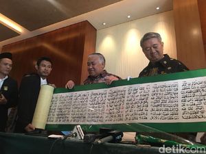Pengusaha Konghucu Hadiahkan Mushaf Alquran 17 Meter untuk RI Pengusaha Konghucu Hadiahkan Mushaf Alquran 17 Meter untuk RI