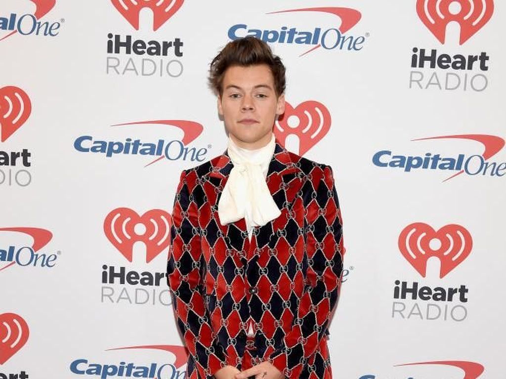 Mengisolasi Diri, Harry Styles Jadi Lebih Sering Pakai Masker Kecantikan Mengisolasi Diri, Harry Styles Jadi Lebih Sering Pakai Masker Kecantikan