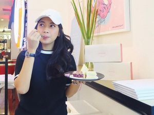 Gaya Makan si Cantik Dinda Kirana hingga Rahasia Sup Iga Lezat Gaya Makan si Cantik Dinda Kirana hingga Rahasia Sup Iga Lezat