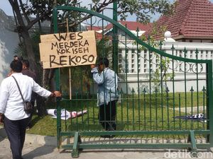 Aksi Massa Penarik Betor Robohkan Pagar Kantor Gubernur DIY