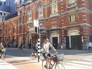 Terinspirasi Lockdown Corona, Penari Balet Tampil di Jalanan Amsterdam