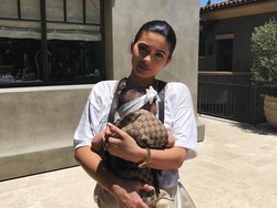Kylie Jenner Gendong Stormi, Pakai Gendongan Gucci Rp 8 Juta