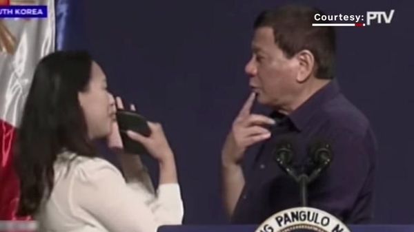 Detik-detik Sebelum Duterte Mendadak Cium Bibir Perempuan di Korsel