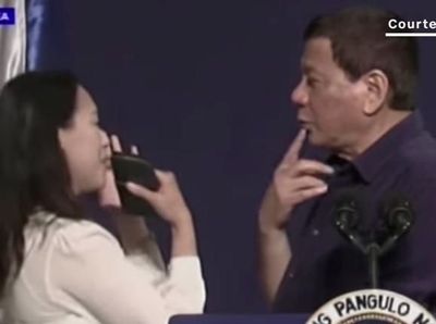 Detik-detik Sebelum Duterte Mendadak Cium Bibir Perempuan di Korsel