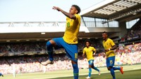 Neymar pun melakukan perayaan. Dia melompat seakan bilang bahwa kakinya sudah pulih betul. (Foto: Andrew Yates/Reuters)