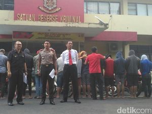 Polresta Surakarta Tangkap Pelempar Batu Rombongan Suporter Polresta Surakarta Tangkap Pelempar Batu Rombongan Suporter