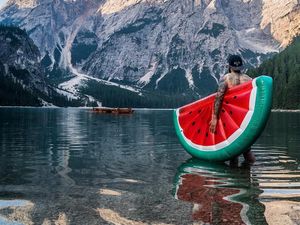 Wow! Traveller Ini Ajak Balon Semangka Kesayangannya Keliling Dunia