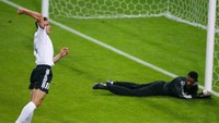 Piala Dunia 2002: Miroslav Klose merupakan salah satu pencetak hat-trick turnamen 2002. Penyerang Jerman itu tiga kali menjebol gawang Arab Saudi dalam kemenangan 8-0 pada pertandingan fase grup tanggal 1 Juni 2002. (Foto: GABRIEL BOUYS/AFP)
