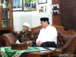 Ketum Golkar Sowan Mbah Maimoen di Rembang