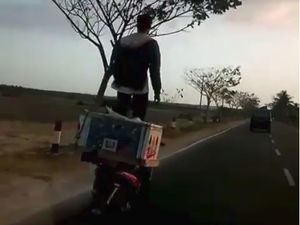 Ngeri! Pria Ini Bergaya Bak di Film Titanic di Atas Motor Berjalan