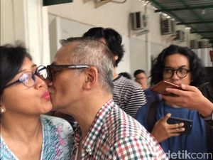 Sebelum Sidang, Tio Pakusadewo Cium Seorang Wanita