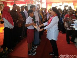 Menko Puan dan Mendikbud Bagi-bagi KIP dan BPNT di Boyolali