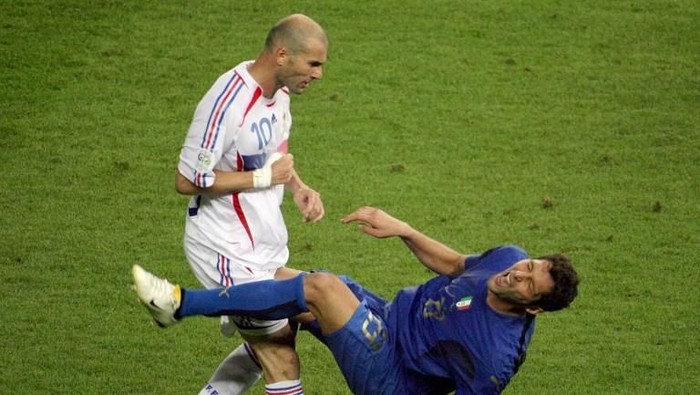 (FILES) In this file photo taken 09 July 2006 shows French midfielder Zinedine Zidane (L) gesturing after head-butting Italian defender Marco Materazzi during the World Cup 2006 final football match between Italy and France at Berlin’s Olympic Stadium.   / AFP PHOTO / JOHN MACDOUGALL