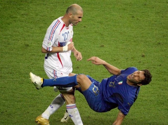 (FILES) In this file photo taken 09 July 2006 shows French midfielder Zinedine Zidane (L) gesturing after head-butting Italian defender Marco Materazzi during the World Cup 2006 final football match between Italy and France at Berlin’s Olympic Stadium.   / AFP PHOTO / JOHN MACDOUGALL