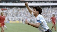 Diego Maradona lima kali dikartu saat beraksi bersama Argentina. Empat kali kartu kuning dan sekali kartu merah rinciannya. (Foto: Staff/AFP)