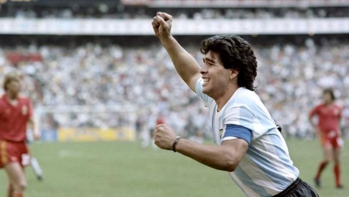 Diego Maradona, Piala Dunia 1986 Argentinian forward Diego Maradona (L) jubilates after scoring a goal, during the World Cup semi final soccer match between Argentina and Belgium on June 25, 1986 in Mexico City. Argentina advanced to the final with a 2-0 victory. / AFP PHOTO / STAFF