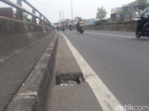 Tutup Besi Drainase di Flyover Asemka Hilang