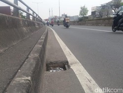 Tutup Besi Drainase di Flyover Asemka Hilang