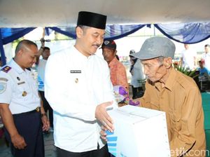 Wabup Yusuf Bagikan Sembako Gratis di Pelabuhan Tanjungwangi Wabup Yusuf Bagikan Sembako Gratis di Pelabuhan Tanjungwangi