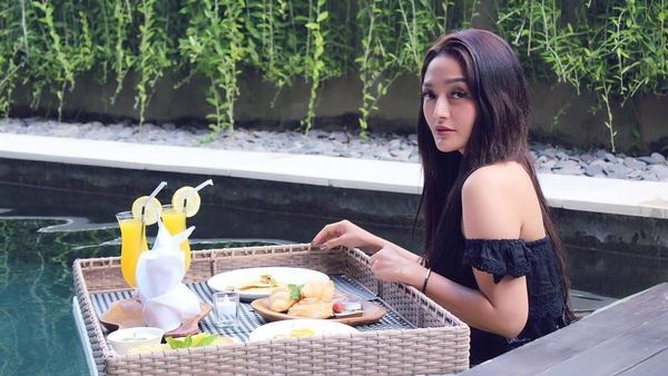 10 Pose Keren Siti Badriah, Si Syantik yang Suka Ngeliwet dan Ngopi