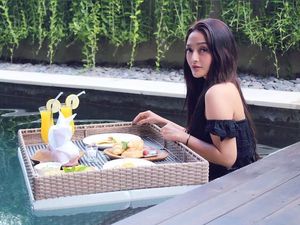 10 Pose Keren Siti Badriah, Si Syantik yang Suka Ngeliwet dan Ngopi