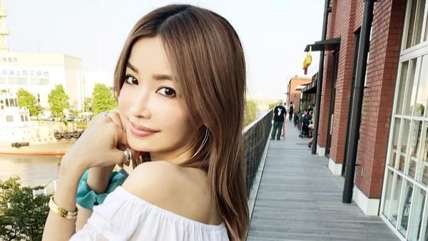 Pesona Janda Cantik yang Tampak Seperti Remaja, Faktanya Usianya 47