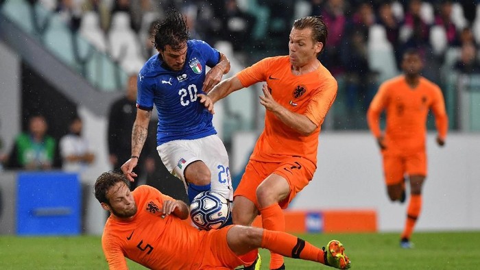 TURIN, ITALY - JUNE 04: Simone Verdi of Italy competes for the ball with Daley Blind and Hans Hateboer of Netherlands during the International Friendly match between Italy and Netherlands at Allianz Stadium on June 4, 2018 in Turin, Italy. (Photo by Valerio Pennicino/Getty Images)