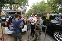 Mobil toko (moko) marak di Kota Bandung. Petugas menertibkan keberadaan moko ini lantaran mendapat aduan warga yang menilai kehadiran pedagang itu menjadi salah satu pemicu kemacetan lalu lintas.