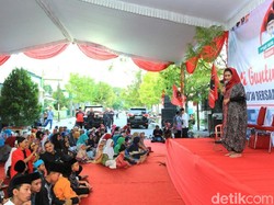 Bersama Anak Yatim Piatu di Ngawi, Puti Doakan Bung Karno