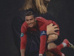 Tak terkecuali pesaing Messi, Cristiano Ronaldo. Penyerang Real Madrid itu diedit sedang digendong oleh kambing. (Foto: Twitter @insoniascarvaro)