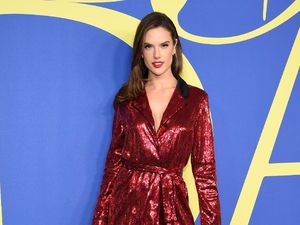 Gaya Seksi Alessandra Ambrosio Dukung Timnas Brasil di Piala Dunia 2018