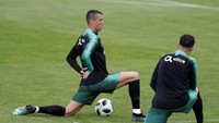Cristiano Ronaldo tampak serius melakukan pemanasan pada sesi latihan yang digelar di Oeiras, Portugal (Rafael Marchante/REUTERS)