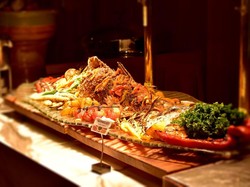 Berbuka Puasa dengan Ikan dan Kambing Bakar Timur Tengah Racikan Chef dari Oman