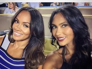 Foto: Ibu-ibu Awet Muda yang Seperti Kembar dengan Anaknya