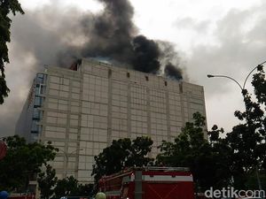 3 Orang Diselamatkan, Masih Ada 1 Terjebak Kebakaran di Area PRJ 3 Orang Diselamatkan, Masih Ada 1 Terjebak Kebakaran di Area PRJ