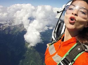 Si Cantik Sandra Olga Main Skydiving, Ngeri-ngeri Kocak!