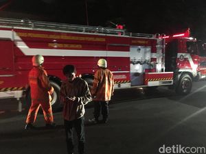 Petugas Damkar Telusuri Sumber Api Kebakaran di Annex Area Pullman